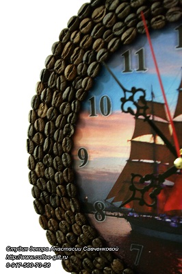 Интерьерные часы из кофейных зерен Алые паруса