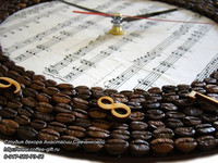 Часы с нотами из кофе зерен Бэлла
