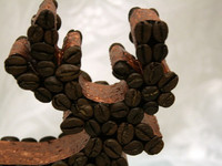 Олень из кофейных зерен